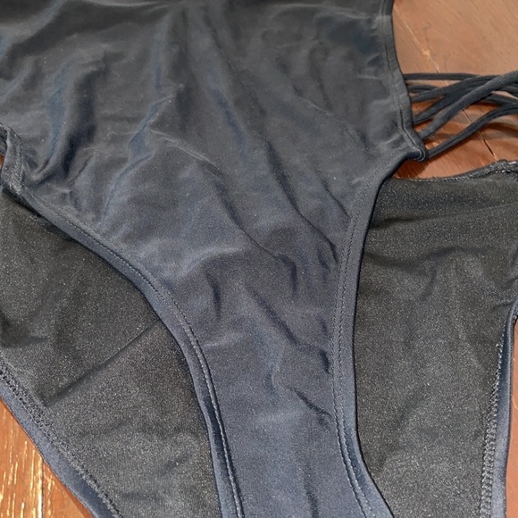 Women's Tobi Fine Line Strappy One Piece Swimsuit Large - Picture 6 of 15